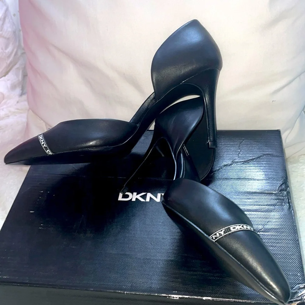 DKNY: Rosetta Dorsay Pump